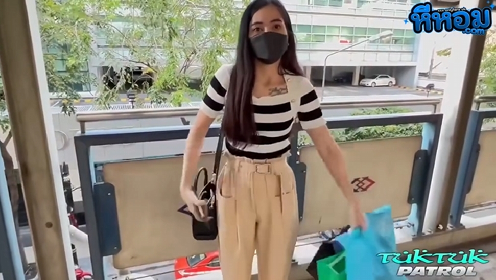 xxxโป๊ คลิปหลุด น้องหวาน ยืนรอเธอบนbts ก็กำลังคิดเรื่องsexคลิปเด็ดต้องดูไปส่งที่ดอนเมืองสุดท้ายโดนจับเย็ดกลับห้อง tuktukpatrol