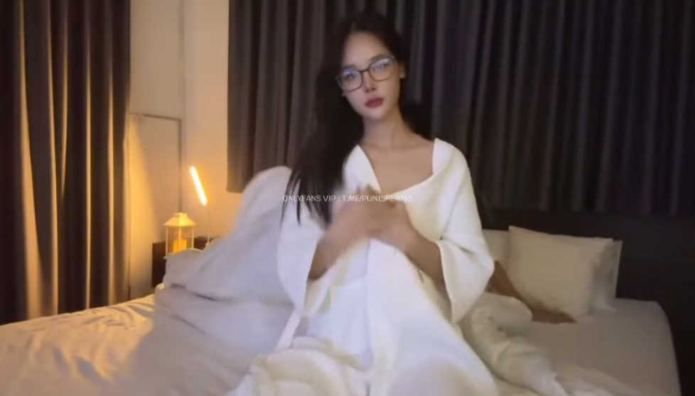 หนังx คลิปหลุด mwchu สาวแว่นสุดสวย แว่นมานี่มาโดนผัวจับแหกขาเอานิ้วจับติ้วหีรัวๆแบบไม่ยั้งแล้วจับดูดปากไปด้วย